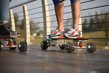 Los patinadores son capaces de disfrutar del placer del rápido patinaje con el monopatín motorizado.